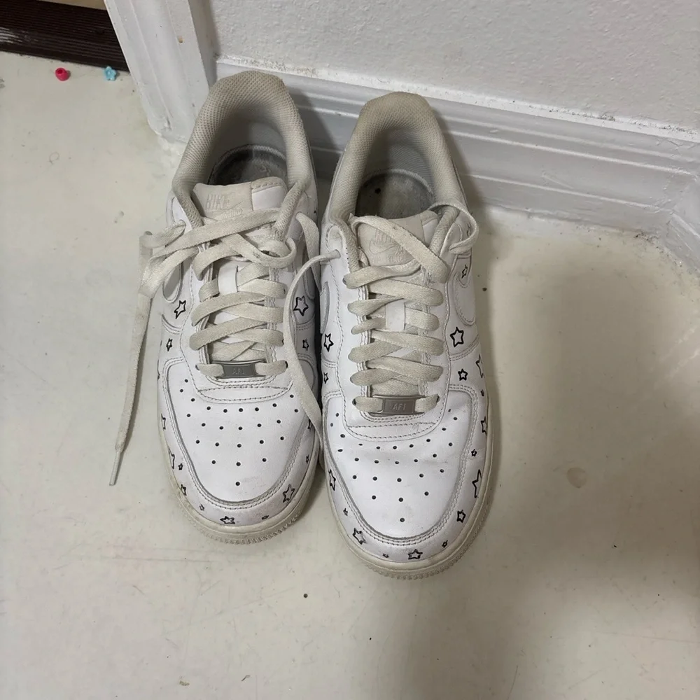 Nike White Sneakers with Black Star Accents - Picture 5 of 5